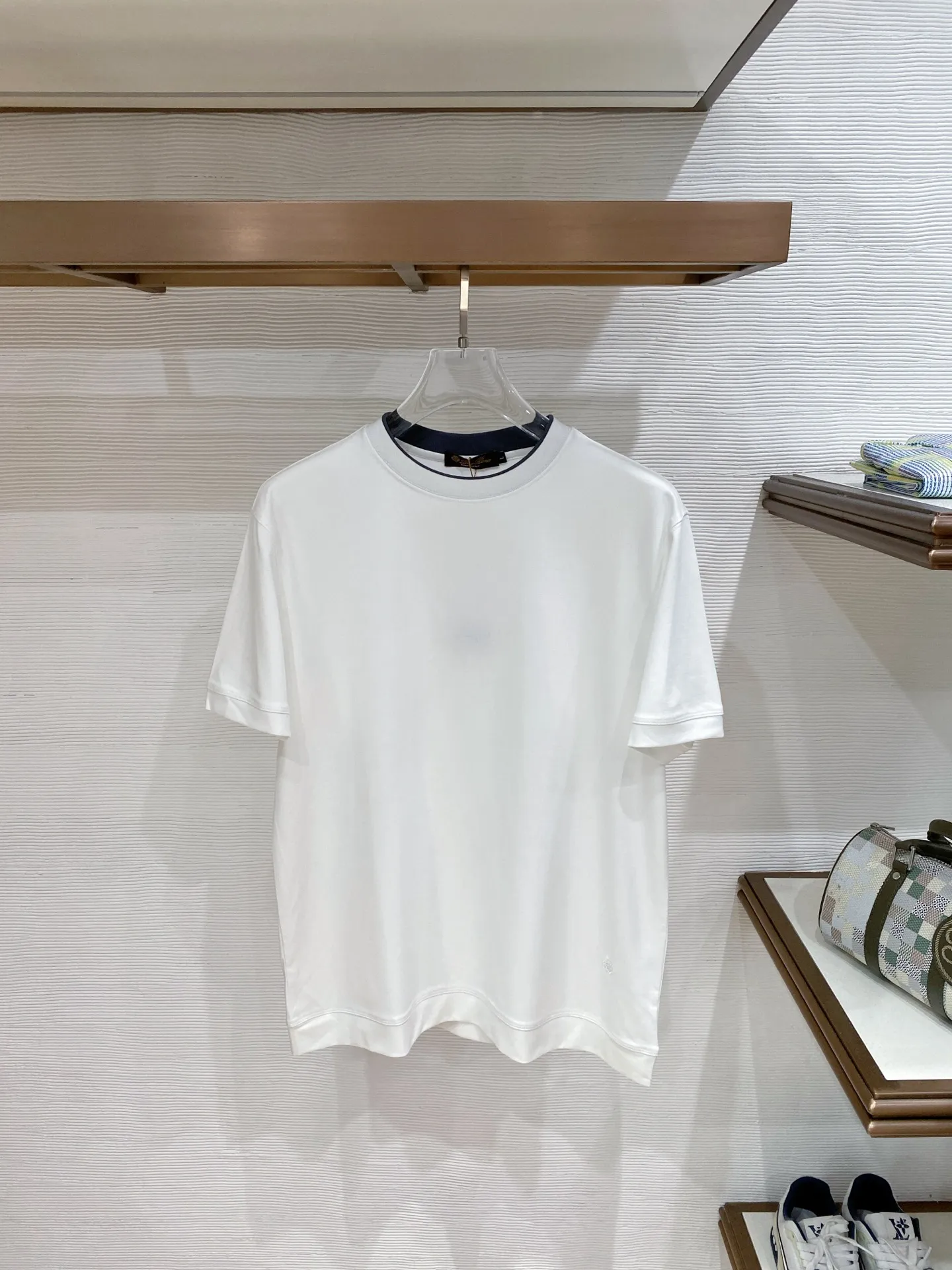Loro Piana selects high-count smooth fabrics and has a basic round-neck design. It is available in white, Navy Blue and black. The neat tailoring does not flatter the body shape, the low-key texture is hidden in the details, the skin-friendly Breathable fabric is both comfortable and stiff, and the basic round neck shape is suitable for wearing in all seasons. Sizes:M-4XL